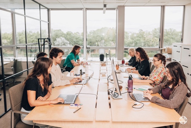L’équipe au travail dans l’open space